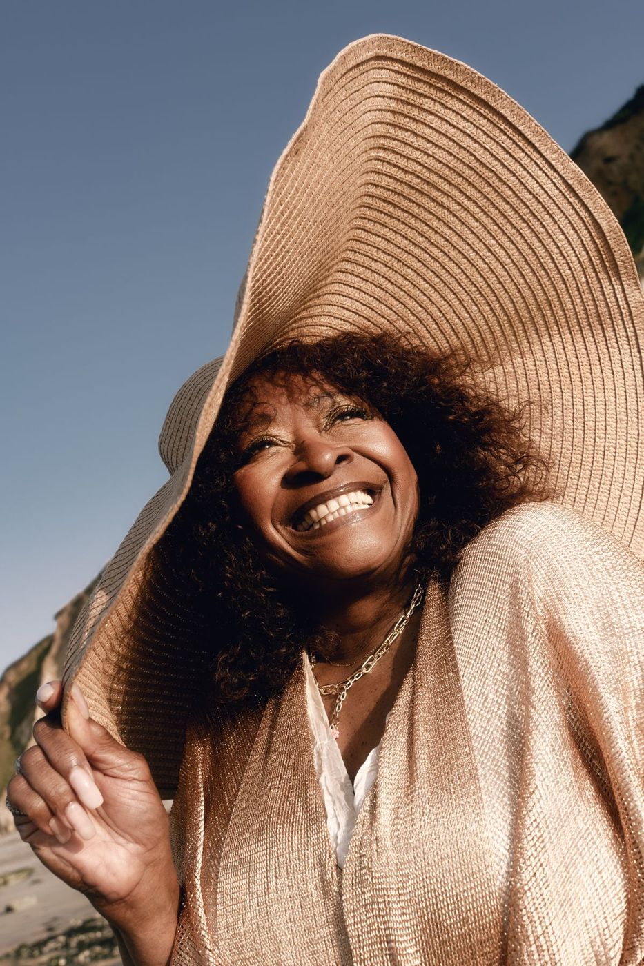 Linda Lee Hopkins souriante sous un grand chapeau de paille