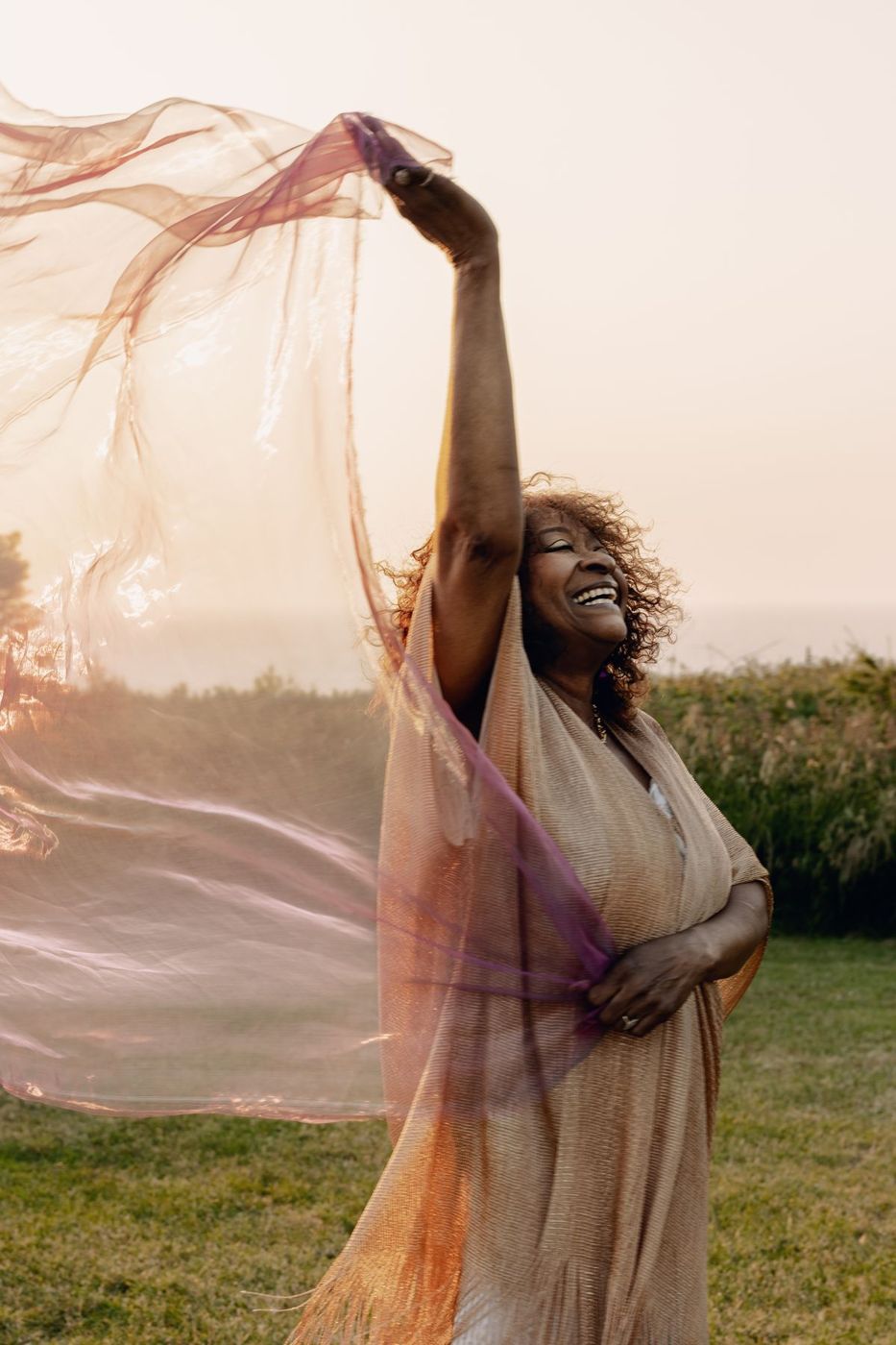 Linda Lee Hopkins dansant avec un voile au coucher du soleil